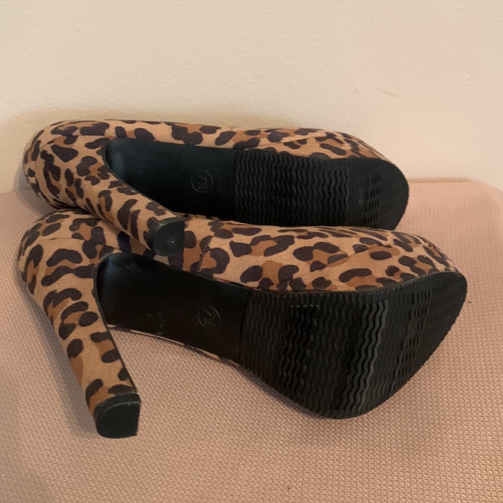 MOSSIMO Leopard Animal Print 5 1/2” Platform Pumps - Picture 4 of 6